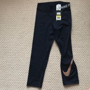Dri-Fit cropped gym legging.